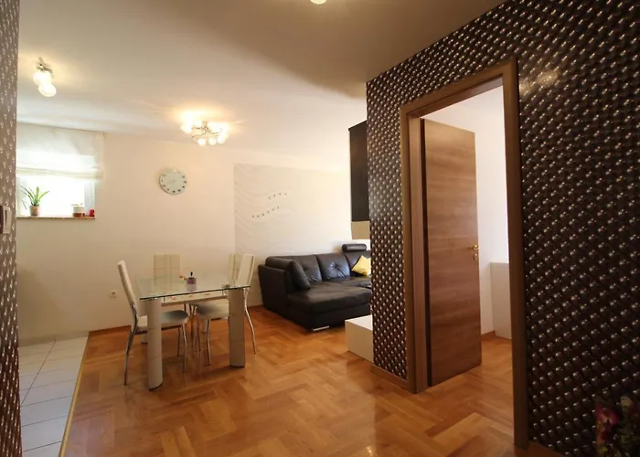 Macadamia Apartment With Garage Parking