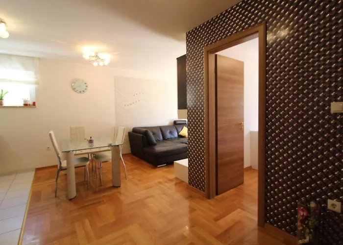 Macadamia Apartment With Garage Parking